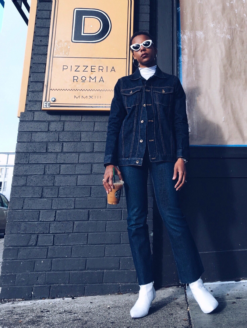 🥤Sipping into Friday with an important question for you? - why do Americans call the Jean on Jean look the Canadian Tuxedo?
⠀⠀⠀⠀⠀⠀⠀⠀⠀
According to legend the term originated in the 1950s, when crooner Bing Crosby was nearly rejected from an upscale hotel in Vancouver, BC (Canada) because he had been wearing an all-denim outfit. Levis heard of this and sent him a special-made all denim tuxedo.”
Whether true or not the term stuck and can be worn very fashionably when done right!
⠀⠀⠀⠀⠀⠀⠀⠀⠀
#denimstyle #everlane #levis #denimondenim #tradlands #jeans #denimjacket #denim