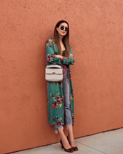 Fall florals 🌸 #wearitloveit #getthelook #lookoftheday #todaysdetails #fallfashion #ootd #mylook #fallstyle #kimono #duster #freepeople #grlfrnd #denim #florals #fallootd