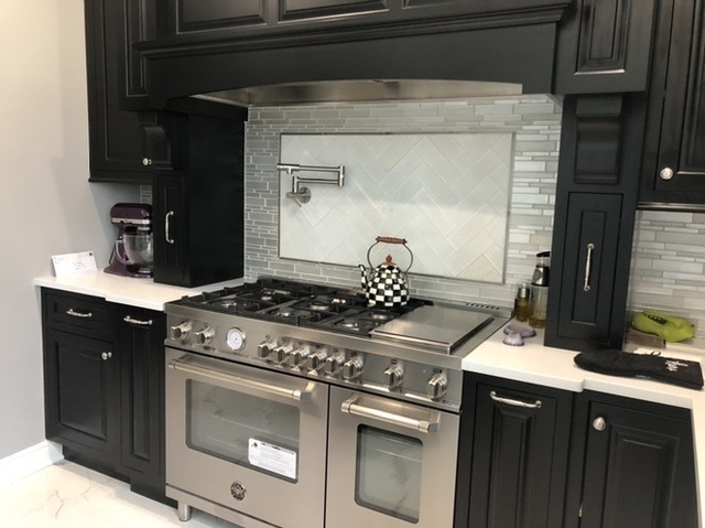 etty kitchen 😊♥️   #customhome #dreamkitchen #blacklitchen #kitchenaid #backsplash #kitchendesign #homedecor #mckenziechilds