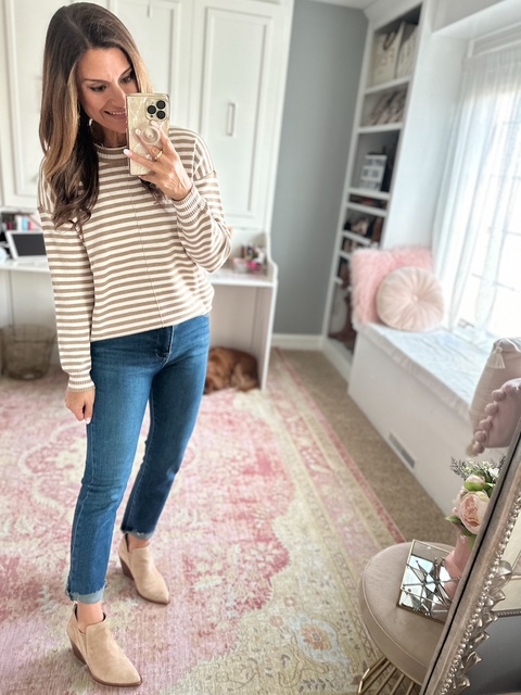 sual fall outfit - I sized down one size to 26 in the jeans. Everything else is true to size. Wearing a small in the sweater!