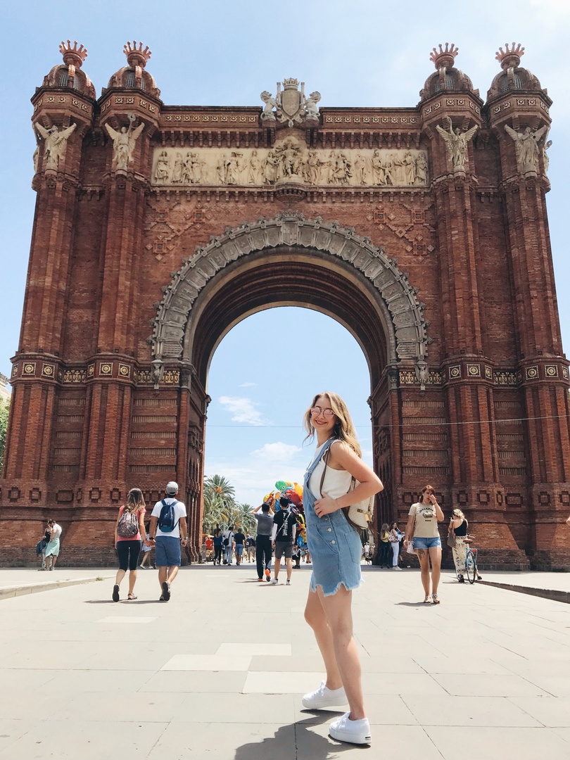 Getting the perfect shot, now that’s a triumph 📷😆Seeing all the sights today in Barcelona! 🙌 #sundayfunday
.
.
.
.
.
#barcelona #arcdetriomf #spaintravel #travel #spain #sightseeing #petite #freepeople. #ShopStyle #shopthelook #SummerStyle #MyShopStyle #TravelOutfit #OOTD.
