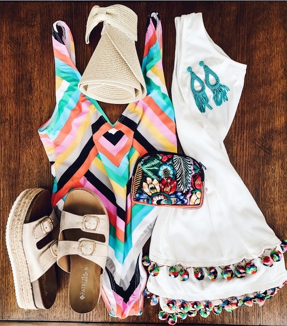 . Loving everything about this look for the pool! 
.
.
.
.
.
#summer2019 #memorialdayweekend #momstyle #okcstyle #dallasstyle
