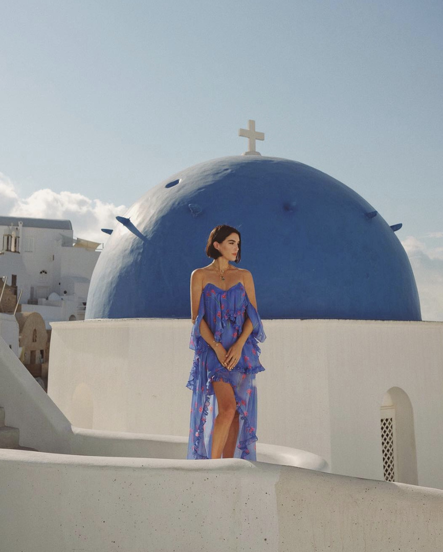Can’t get over this place 💙 #TravelOutfit #WeekendLook #WearToWork #SummerStyle #ShopStyle #shopthelook #BlackTieLooks #DateNight #OOTD #SpringStyle #greece #carolineconstas #offtheshoulder #bluedress #bluefloralprint