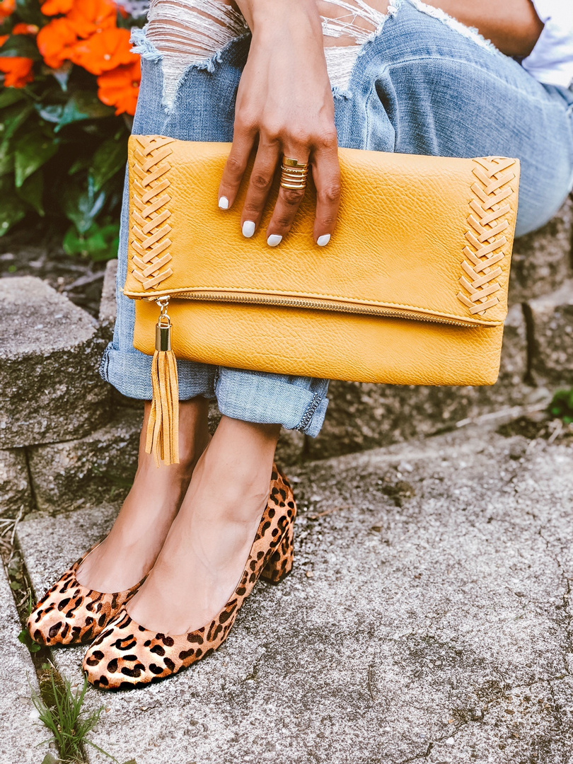 You can never go wrong with a little leopard.
clutch, yellow clutch, kitten heel, white nails, distressed denim, leopard shoes, leopard heels, gold ring #mystyle #summerstyle #momfashion #budgetstyle #fallfashion #leopard