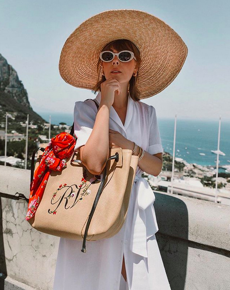 Channeling 1960ās La Dolce Vita ā¤ļø @rogervivier #capri #italianriviera #SummerStyle #TravelOutfit