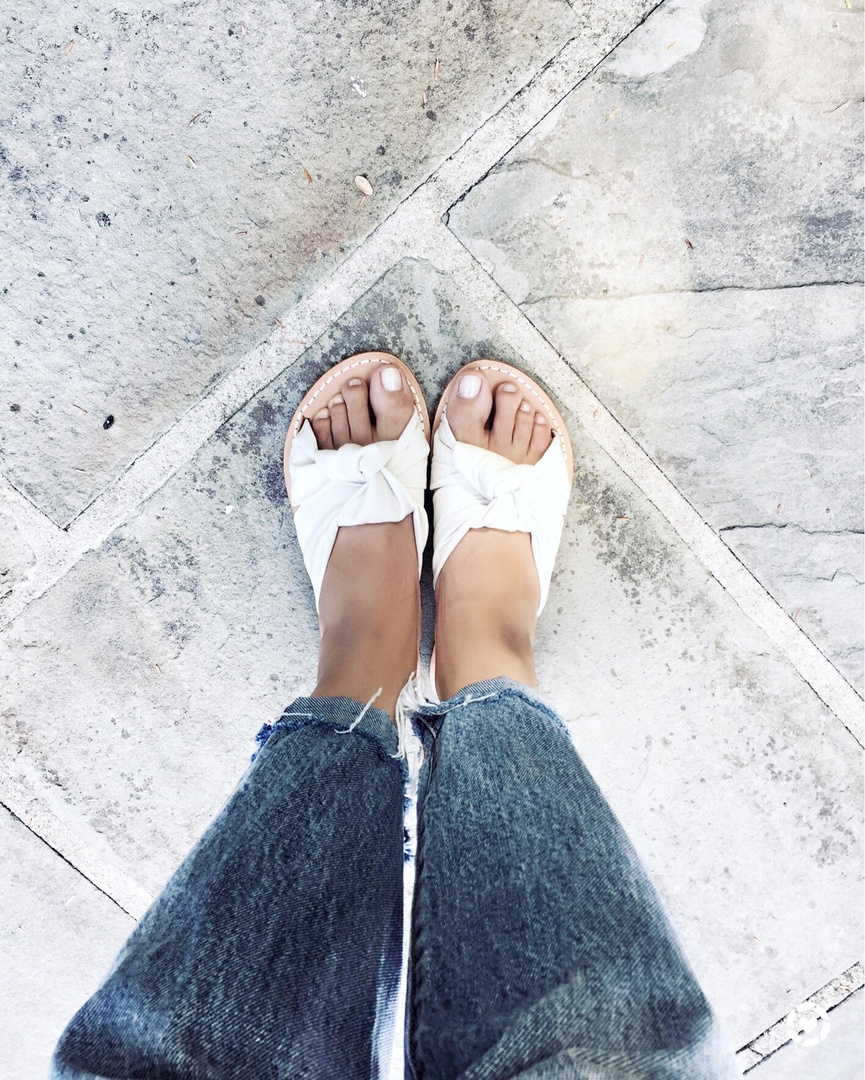 I want to know how the weather is like where you are. Here in NY we went from 40s straight to 80s 🤷🏻♀️🤷🏻♀️ and I don’t love it to be honest. But I do love these knotted slides. A purchase from last season that I will for sure wear this one too. You won’t find me in flip flops (they hurt my toes) but you will in these for sure 💗💗
*
Are you the flip flop or the prettier sandal kind? Find these by following the link in my bio! They are really soft and come in more colors and materials. These are leather
*
*
*
*
*
*
#momstylelife #momootd #momiform #momoutfit #mamaswithstyle #mommystyle #Momuniform #nycmom #momfashion #fashionmoms #sahmstyle #stylishmama #igmom #themomeditstyle #theunbosom #weekendstyle #weekendinspo #Unbosomstyle #fashionblogger #casualstyle #liveinlevis #soludos #slides
