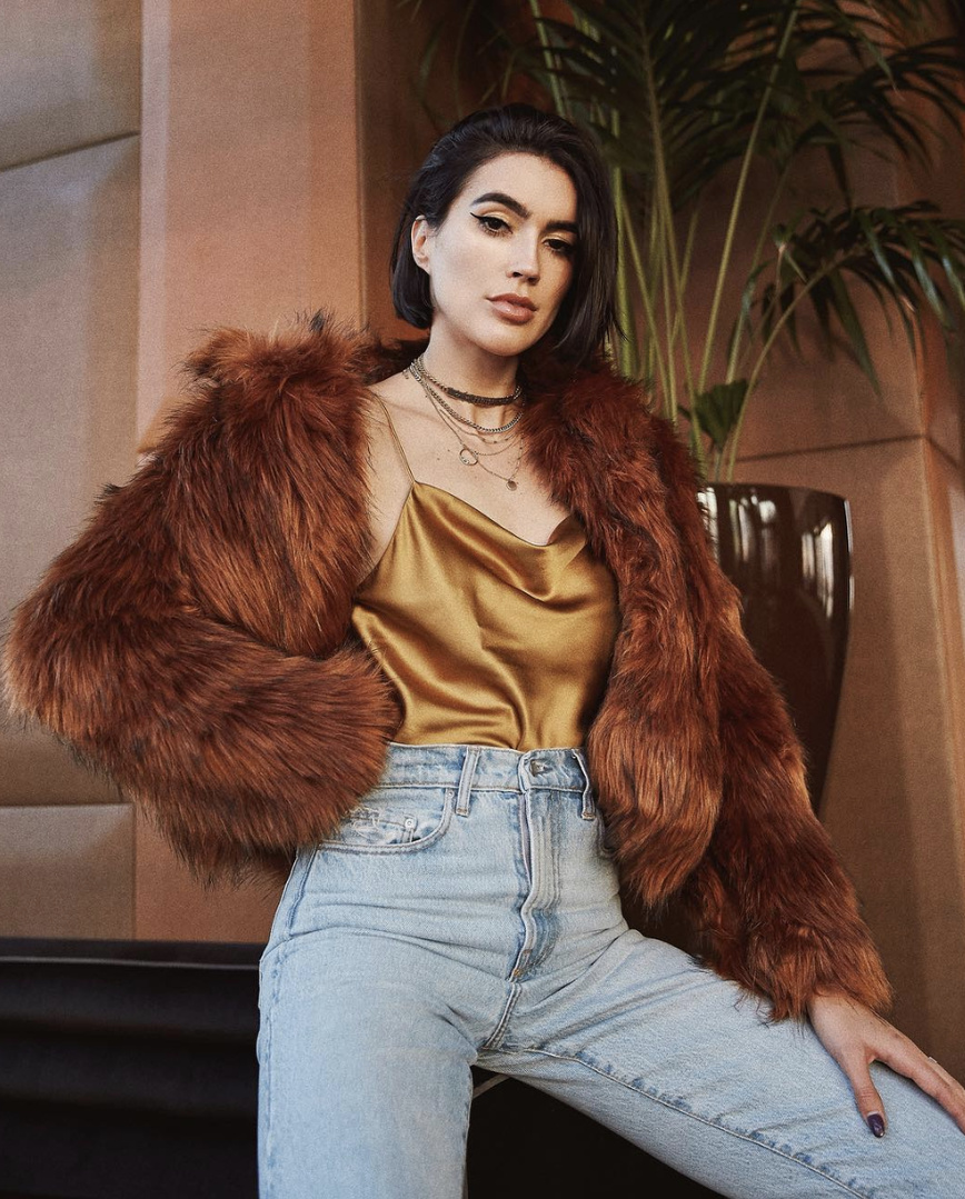 Finally able to wear my faux fur in this weather 🤗 #WearToWork #WeekendLook #shopthelook #TravelOutfit #OOTD #DateNight #MyShopStyle #NY #FallFashion #FallStyle #BBDaokta #CamiNYC #Revolve