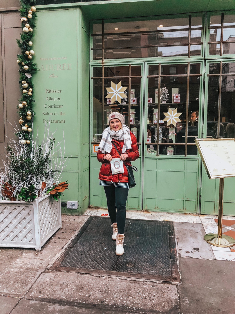 I don’t think you can *ever* go wrong with a quick stop at @ladureeus ☕️🍰 Where are YOUR favorite spots in NYC? I’m actually very unseasoned when it comes to the city, & I’m always looking for new recommendations for the next time I’m in town! || #hhonthego
——————————————————
#pinktrotters #womentravel #sheisnotlost #shetravelz #explorerbabes #abmtravelbug #athomeintheworld #passportpassion #welltraveled #travelinspiration #dametraveler #darlingescape #nyc #nycblogger #laduree #ladureenyc #soho #travel #travelblog #darlingescape