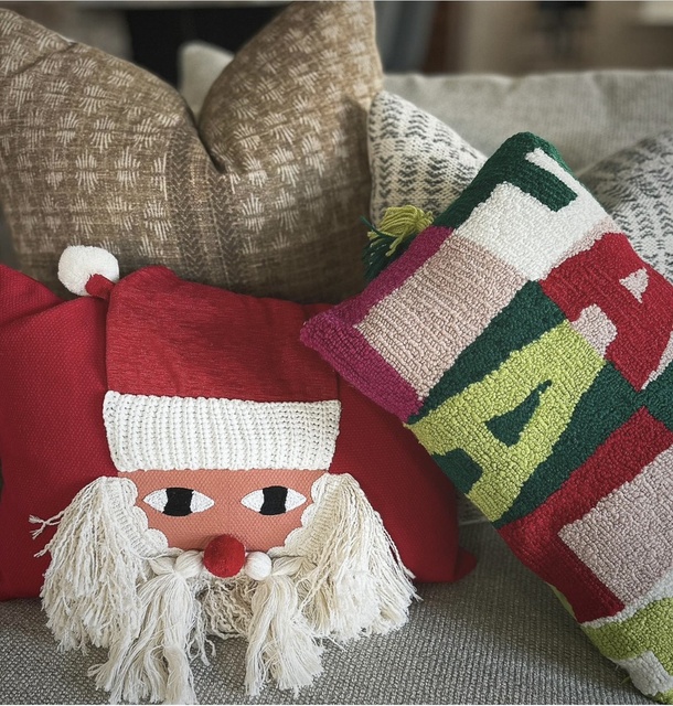 Find a cuter Santa pillow….

#thegoldieguide #homedecor #decor #christmas #christmasdecor #santa #pillow #livingroom