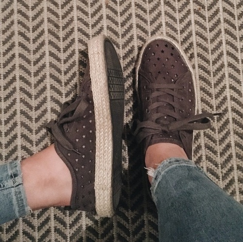 universal thread tennis shoes