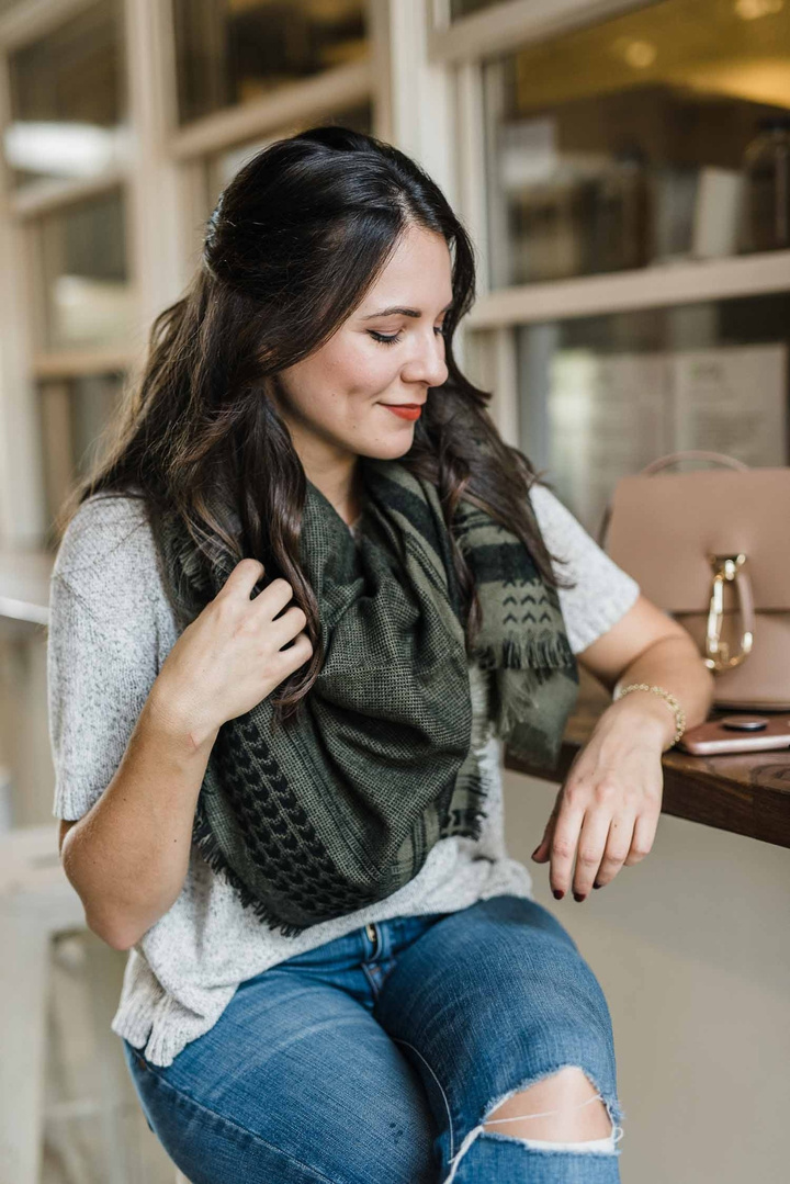 #AD One of my go to cold weather accessories that always adds the perfect amount of warmth is a great blanket scarf. A color I’m loving this season is hunter green, making this blanket scarf one of my FAVORITE accessories for cooler weather. // PC: @hannahmichelle.photo