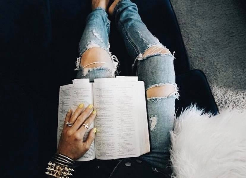 mid rise medium wash ripped ankle leggings