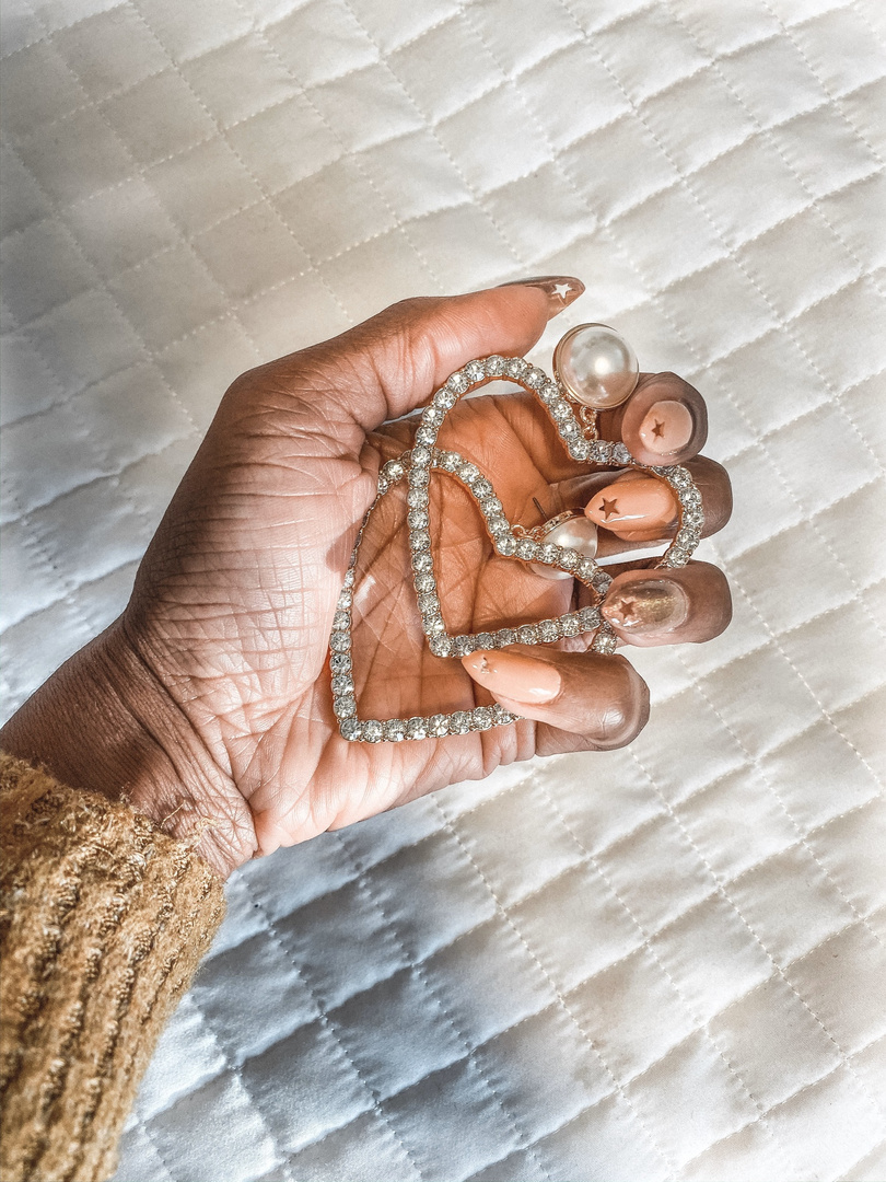 Look by IamStarrHoward featuring SUGARFIX by BaubleBar Heart Hoop Earrings - Gold