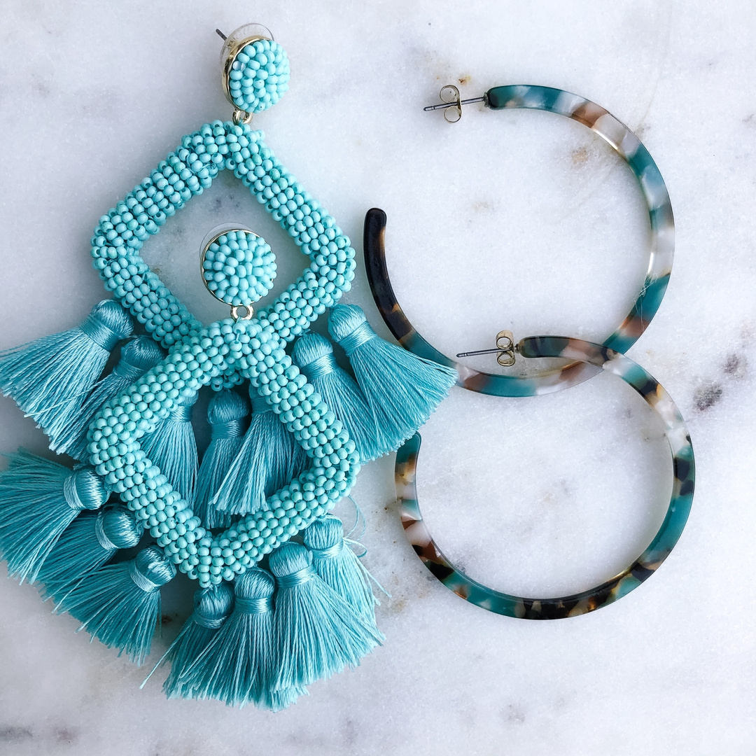Y’all have heard my love for Kendra Scott but lately I’ve been wanting a bit of a change so I’ve been looking for some fun inexpensive earrings to go with some of my new pieces and found these two beauties. Together they cost less than one pair from KS! The hoops are an amazing Amazon find and under $10 and the tassel earrings under $45. Both come in a ton of colors for your spring wardrobe! #ShopStyle #MyShopStyle #LooksChallenge #ContributingEditor #Flatlay