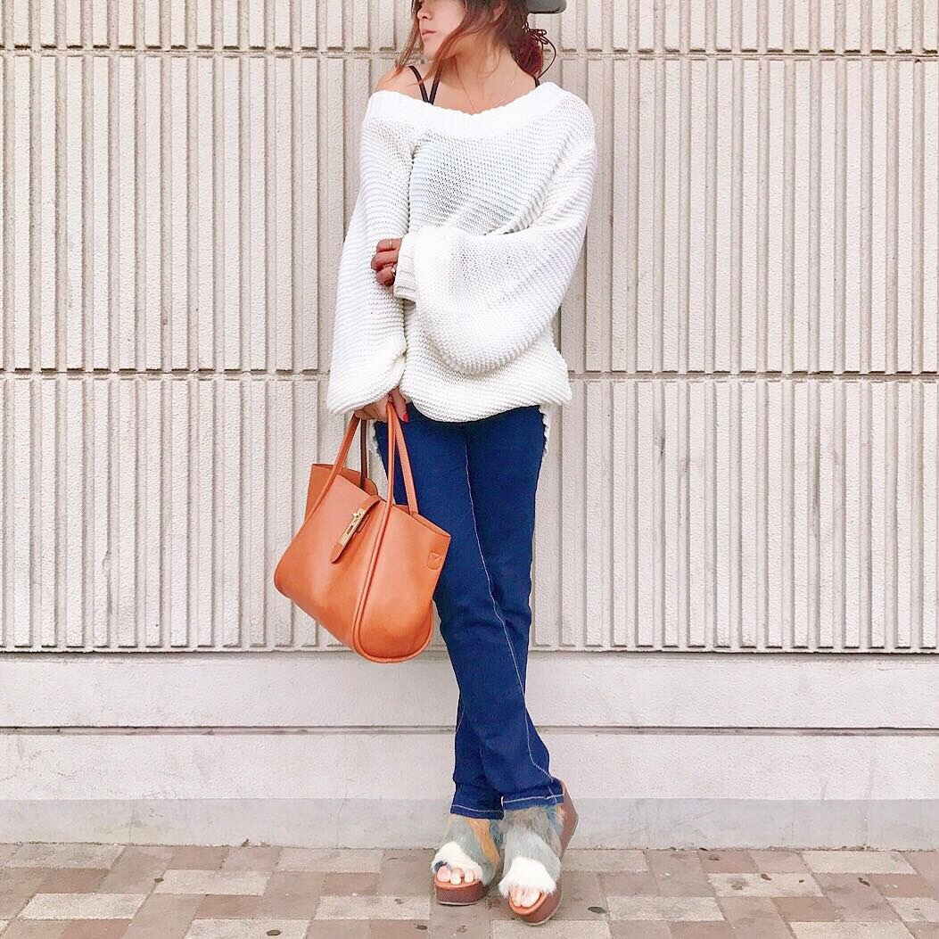 だんだん肌寒くなってきたー🍂
早めに#ニット 買っといて
ほんと良かった😆💕
.
.
今年はニットも
#袖コンシャス ですね❤️
.
ゆる〜〜
ズル〜ン
とした柔らかい雰囲気の
ニット探してたら
#frayid (@fray_id )で
見つけた❤️
.
片方だけオフショルデザイン✨
なんだけど、
ほぺたろうに
「ママ、肩出しちゃダメでしょ?風邪ひくよ😭」
って、洋服なおされました(爆)🤣
.
.
.
買ったばっかなのに
これからほぺたろうの前では
着れない。。
.
.
.
#ニット
→#shopstyle(@shopstylejp )ならまだ在庫ありました‼️
.
.
.
#ママコーデ#プチプラコーデ#mineby3mootd #ponte_fashion #locari#バッグ#ワンピコーデ
#PR#sscollective#sslooksjp#shopstylejp#r_fashion#데일리룩
#옷스타그램
#今日のコーデ#デニムコーデ#スキニーデニム#デニム#ssjp袖コン
#mamagirl#ニットコーデ