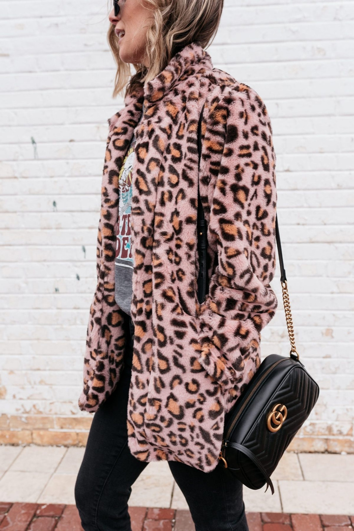 Mixing high + low with this $20 leopard teddy coat on mykindofsweet.com today! Also sharing some damn good Gucci mule dupes 😉 Link in bio or SHORTCUT swipe up in stories 🖤 #LooksChallenge #ShopStyle #MyShopStyle #ContributingEditor