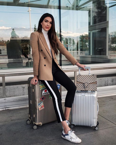 See you soon NY ✈️ #wearitloveit #getthelook #todaysdetails #currentlywearing #fallfashion #ootd #camel #theory #airport #joggers #goldengoose #stripes #turtleneck