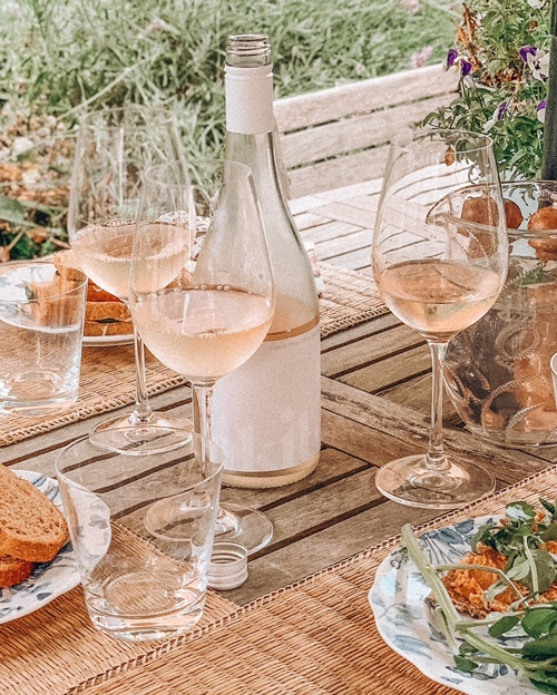hus #summerwines #winepic #beachhouselife #torotrieswine #akituwine #nzpinot #southisland #southsea #homebythesea #portsmouth
