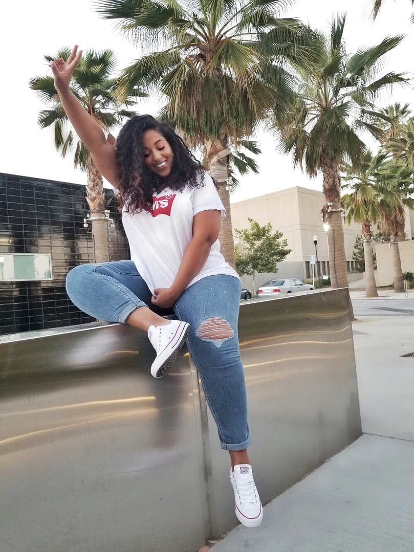 #Sponsored @Levis is a brand we have seen over and over again; and there’s a reason it has made such a lasting cultural impression! From fit to fashion to feeling, when you slip on a pair of these classics you instantly get a young and carefree vibe that will carry you from summer and into fall! Available at @Macys ! #MacysPlus #MacysLove #VisiblyPlusSize #ShopStyle #shopthelook #SummerStyle #MyShopStyle #OOTD #TravelOutfit #WeekendLook #plussize #plussizefashion #plusfashion #levis #denim
