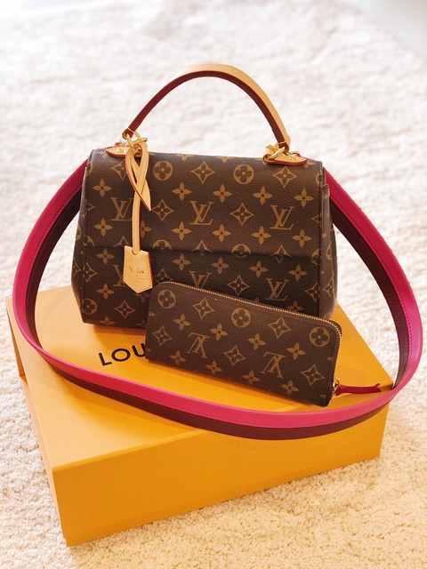 louisvuitton #handbag #Flatlay #bagspill #louisvuittonwallet #sunglasses  #karlito #fashion #style #monog…